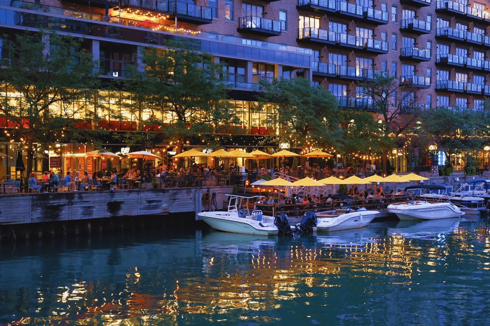 Robert's Pizza and Dough Company Restaurant Chicago River